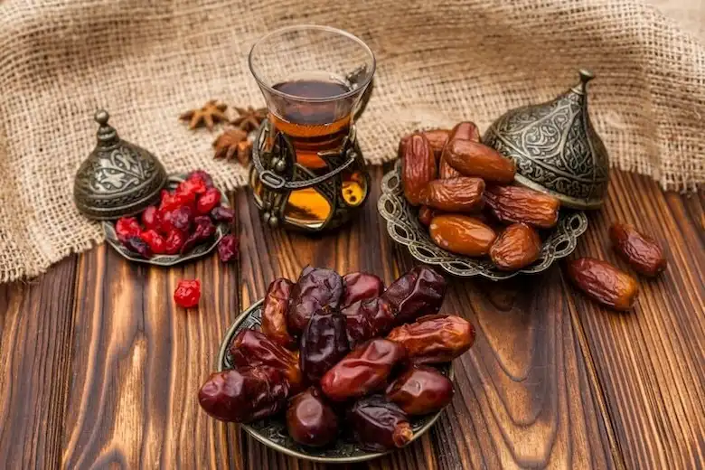 تصویری از خرما به همراه چای