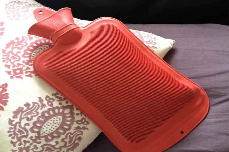 تصویری از کیسه آب گرم قرمز رنگ